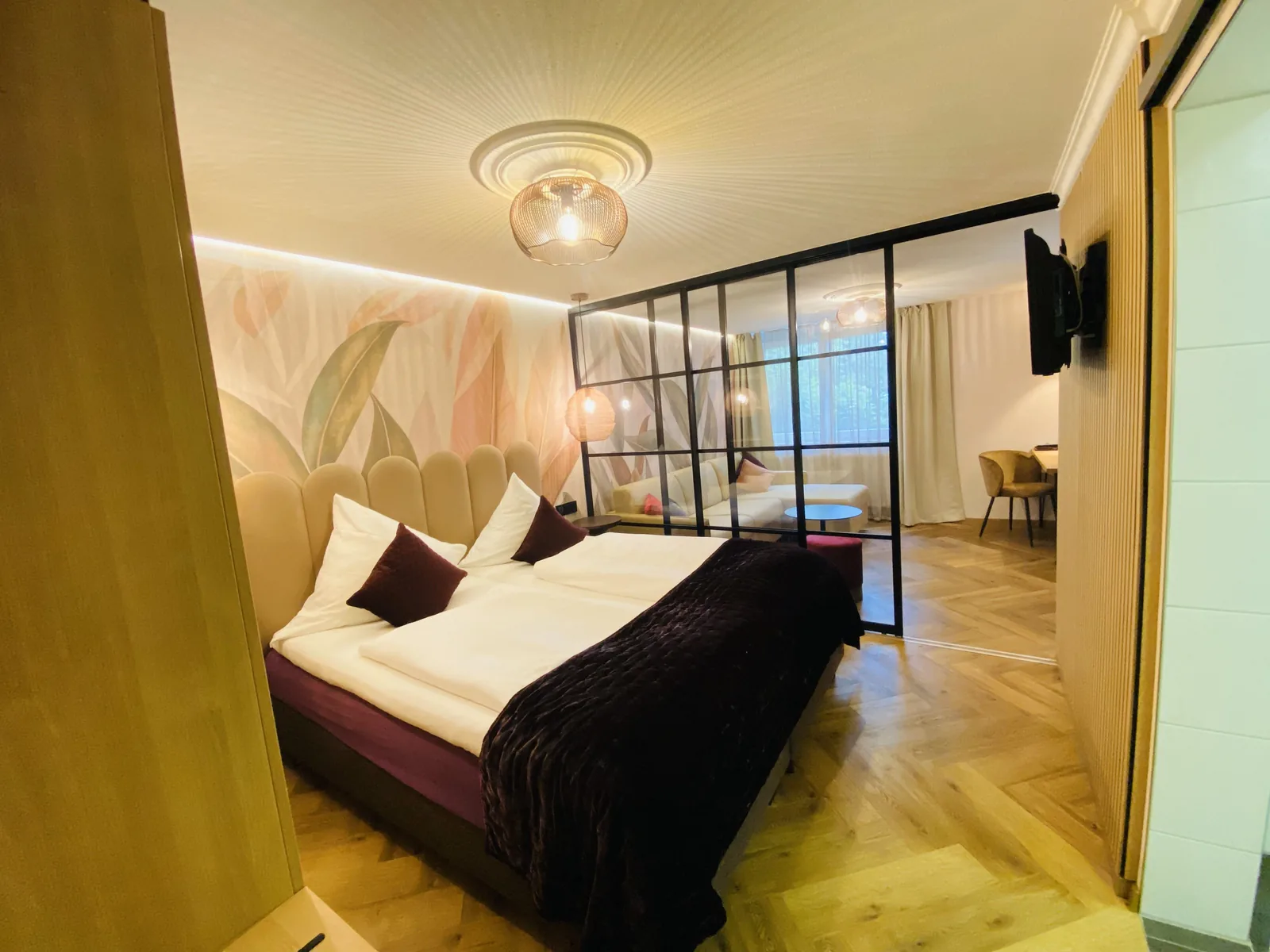 Junior Suite mit Doppelbett und Glasschiebewand