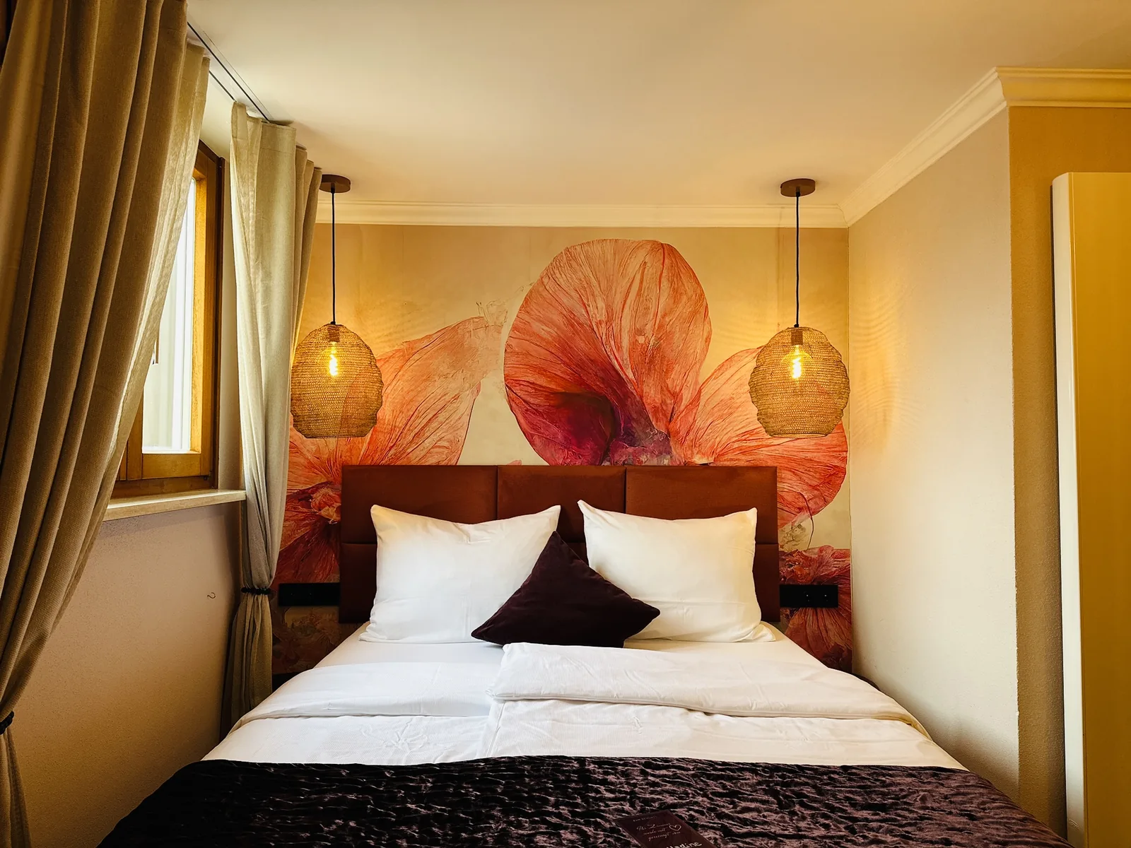 Komfort Doppelzimmer mit Doppelbett und farbigem Wandmotiv