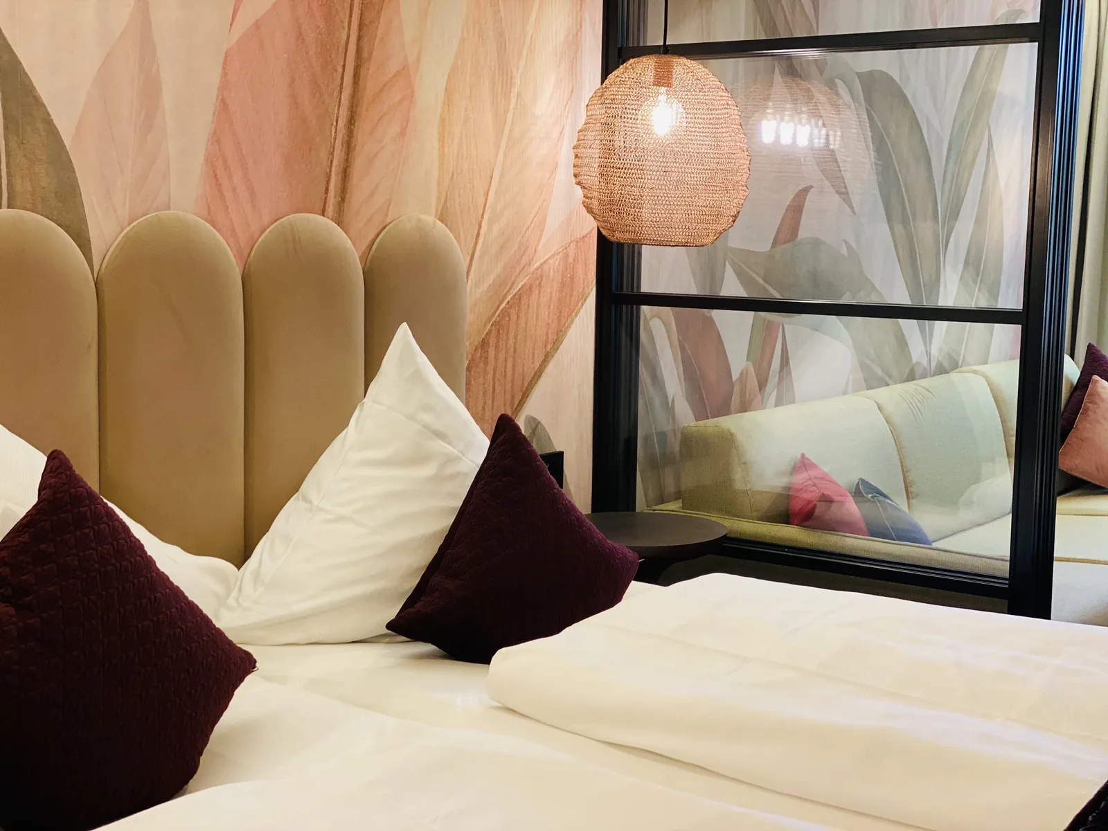 Doppelbett mit gepolstertem Kopfteil in der Junior Suite