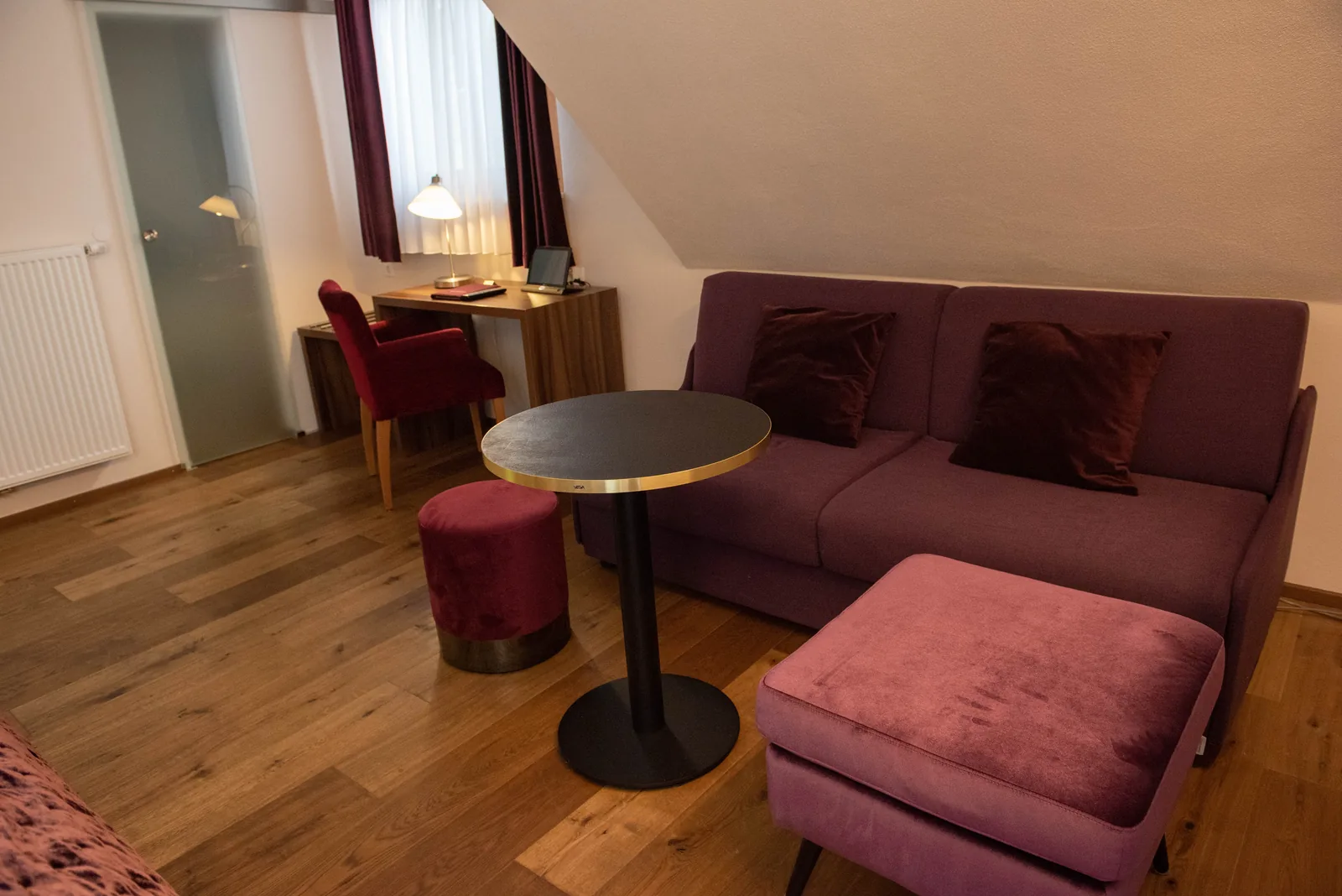 Violettes Sofa mit Hocker und Beistelltisch im Superior Zimmer