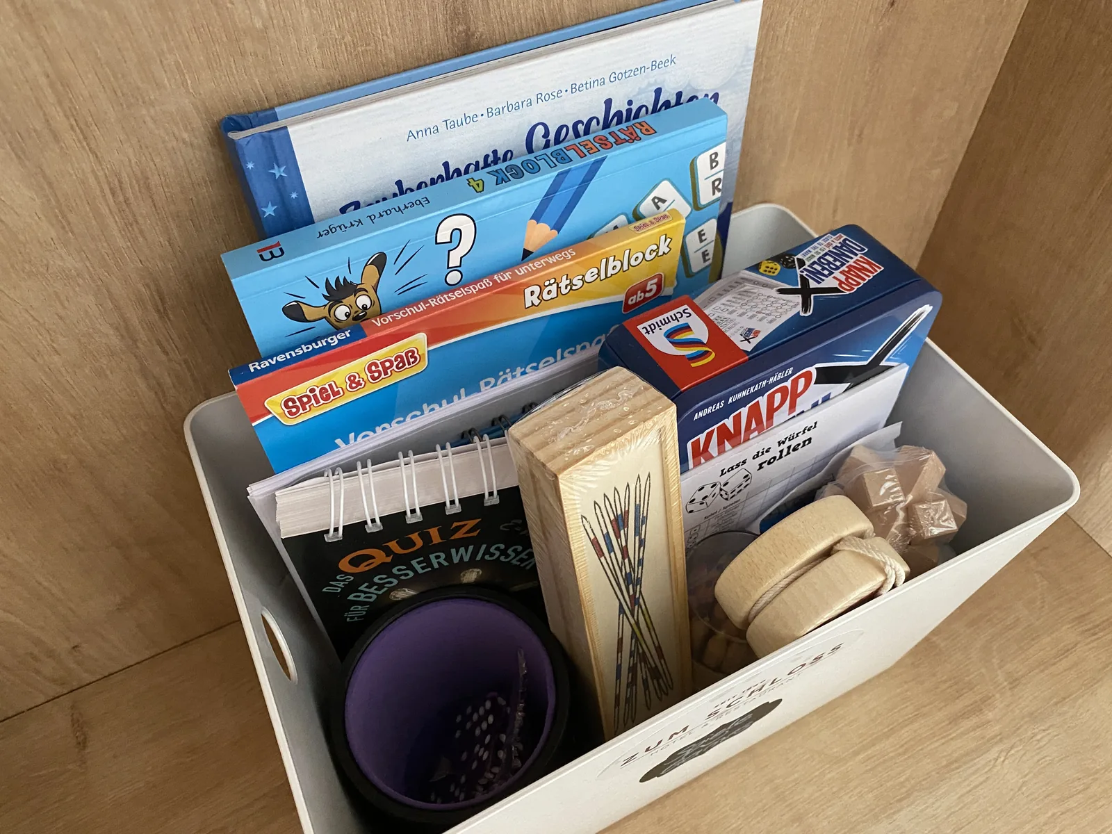Spielebox mit Gesellschaftsspielen im Superior Zimmer