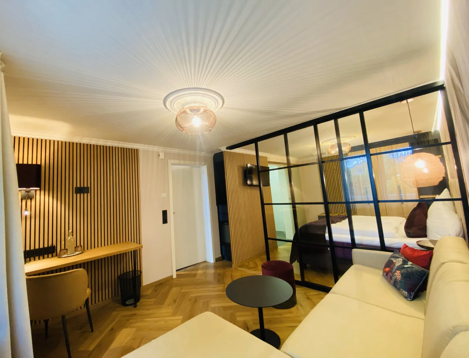Junior Suite mit Glasschiebewand, Garderobe und Sitzbereich