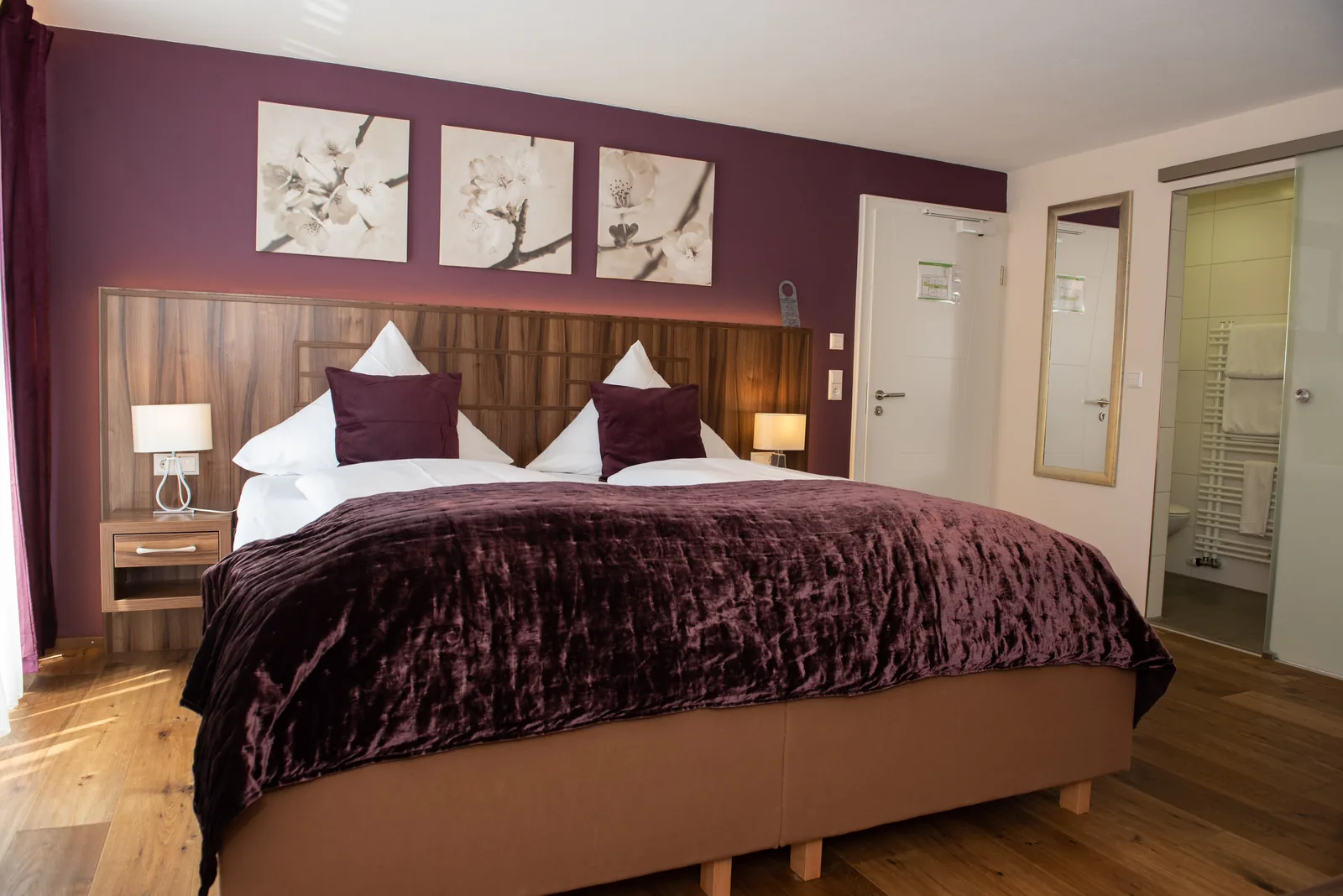 Superior Zimmer mit Doppelbett und violetter Akzentwand