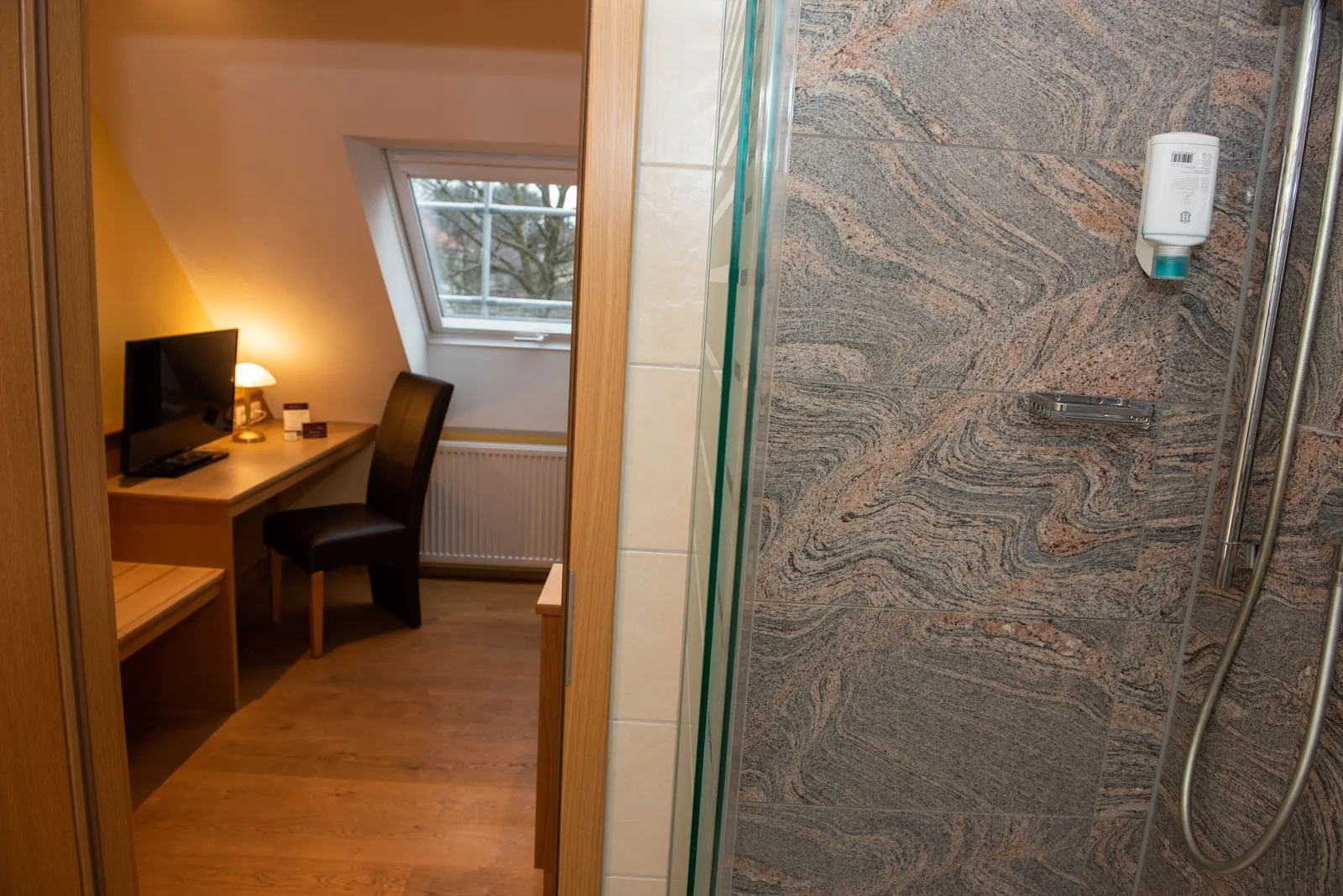 Blick aus dem Badezimmer ins Einzelzimmer