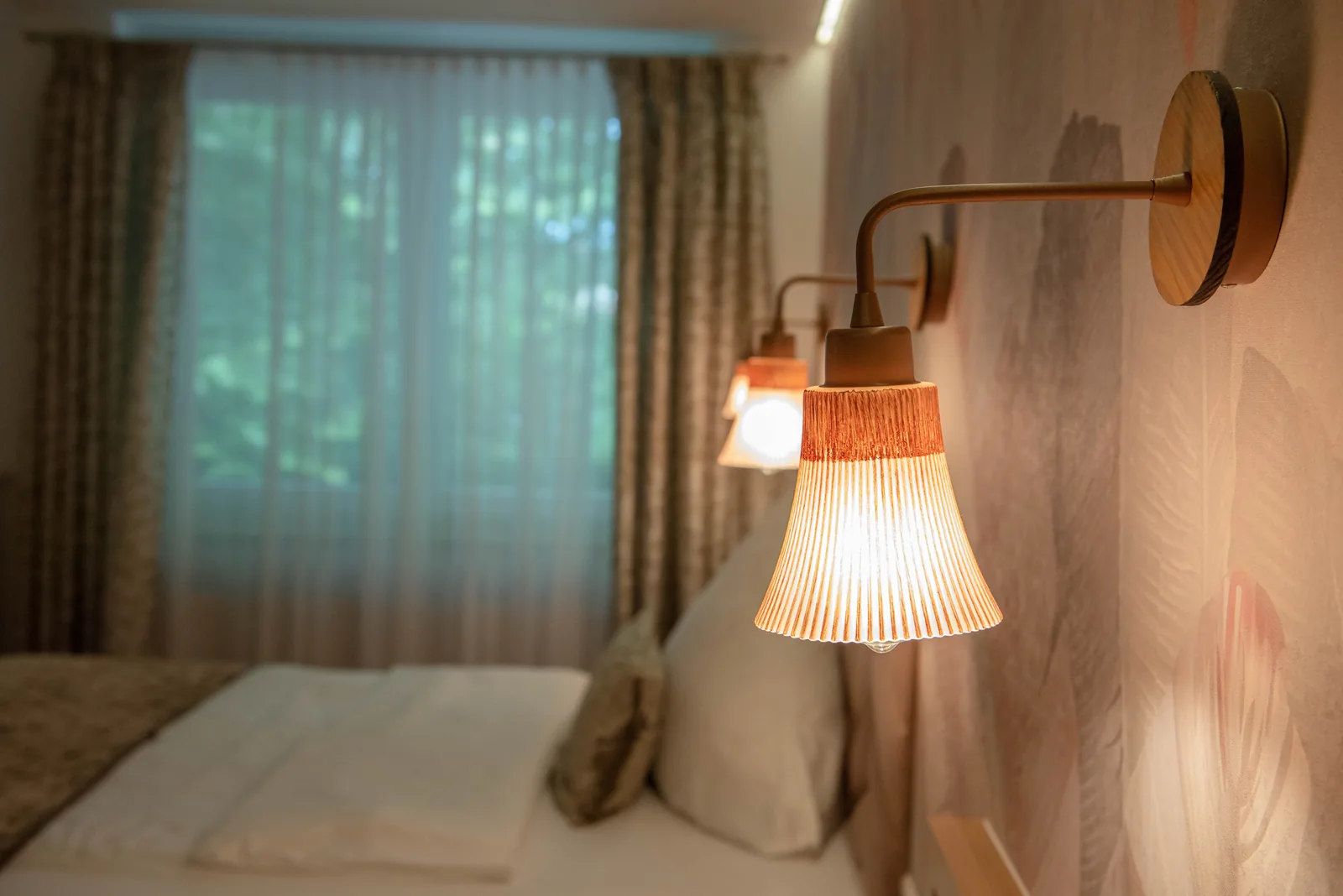 Wandleuchte und Vorhänge im Komfort Doppelzimmer