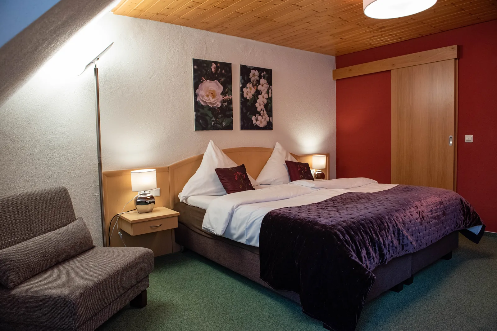 Gasthofzimmer mit Doppelbett und gepolstertem Sofa