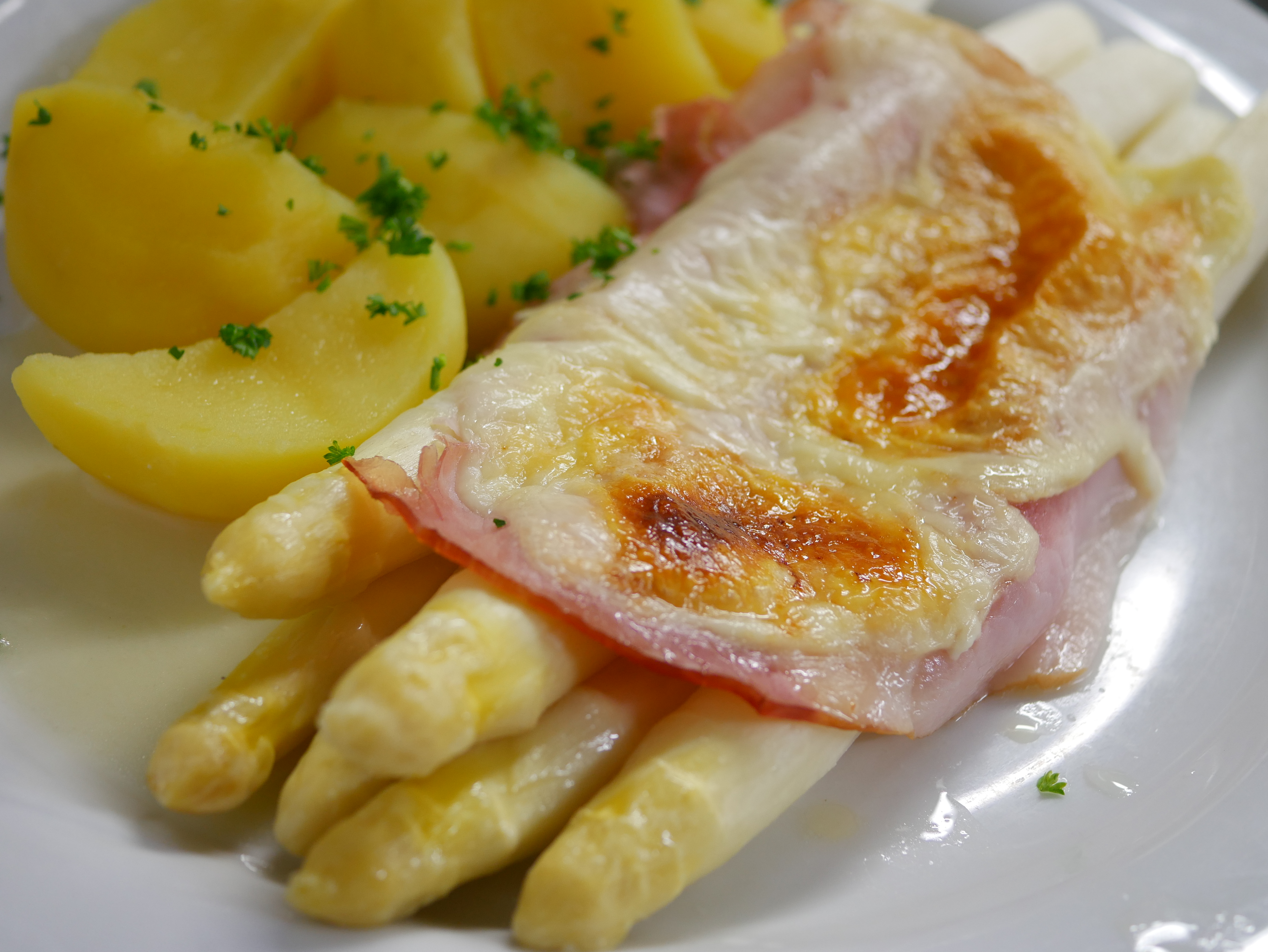 Königsgemüse Spargel, frisch vom Bauern, vorzüglich zubereitet