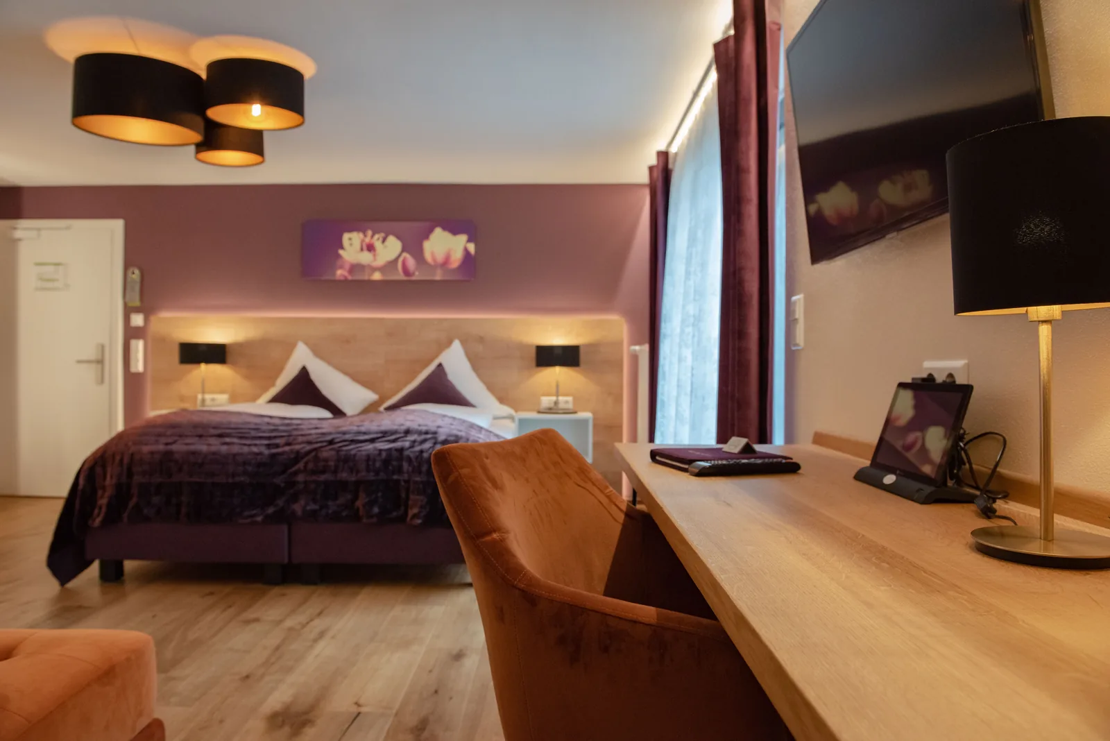 Superior Zimmer mit Schreibtisch, Fernseher und Doppelbett