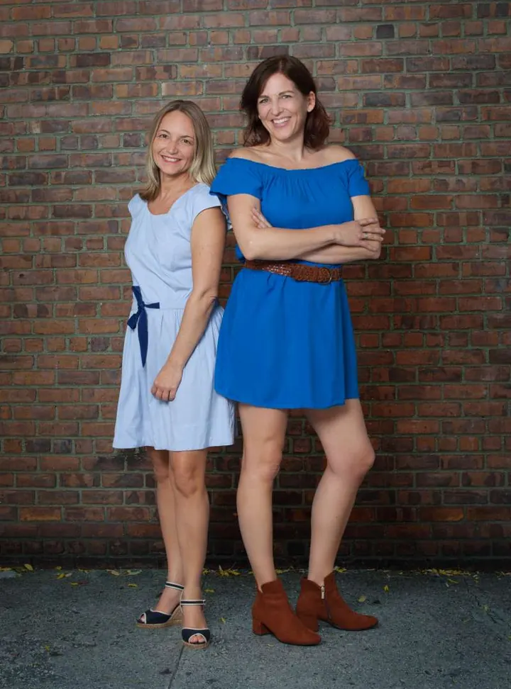 Dr. Katja Schaaf und Verena Wendt vor einer Backsteinwand
