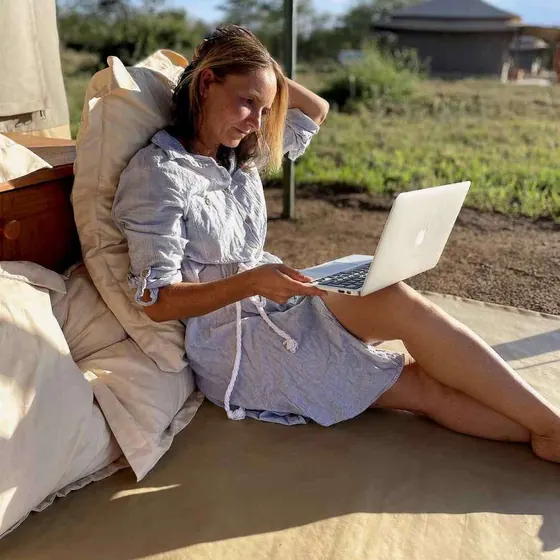 Dr. Katja Schaaf mit Laptop auf einer Terrasse