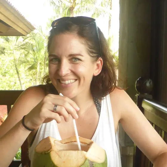 Verena Wendt lächelnd mit einer Kokosnuss