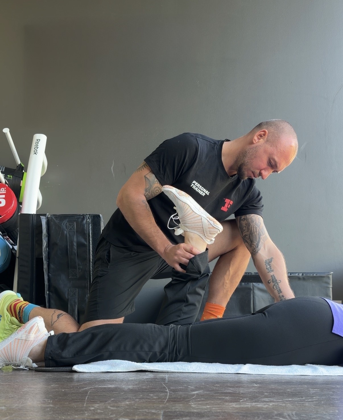 Andrei Sitolenko macht mit einer Kundin eine Knieübung