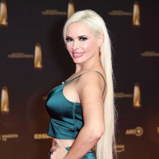 Bildquelle https://www.bunte.de/stars/daniela-katzenberger-teilt-knappes-bikini-foto-und-zeigt-ihren-mega-body_18219cf8-c502-4064-8154-eaf1ebb6d546.html