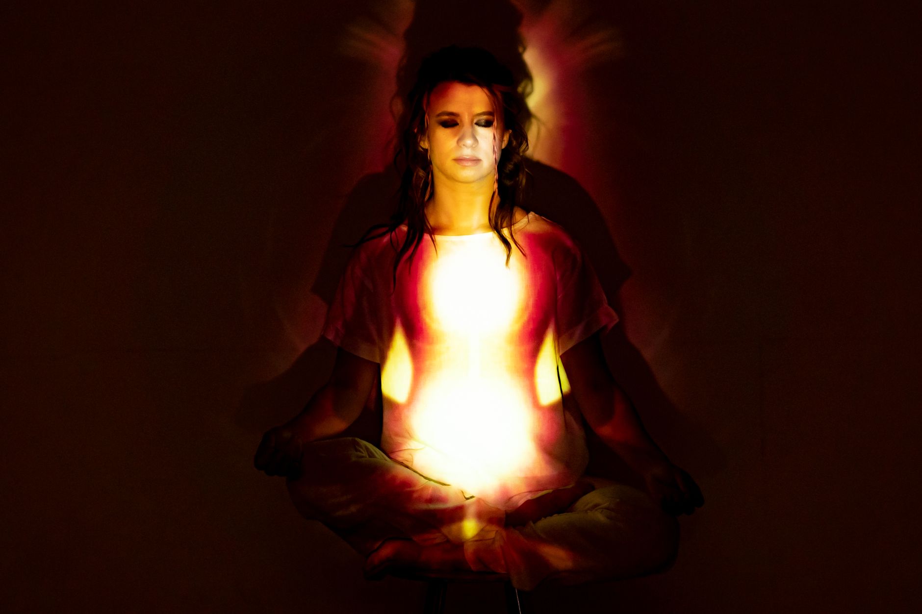 Frau in friedlicher Meditation eingehüllt in sanftes Licht