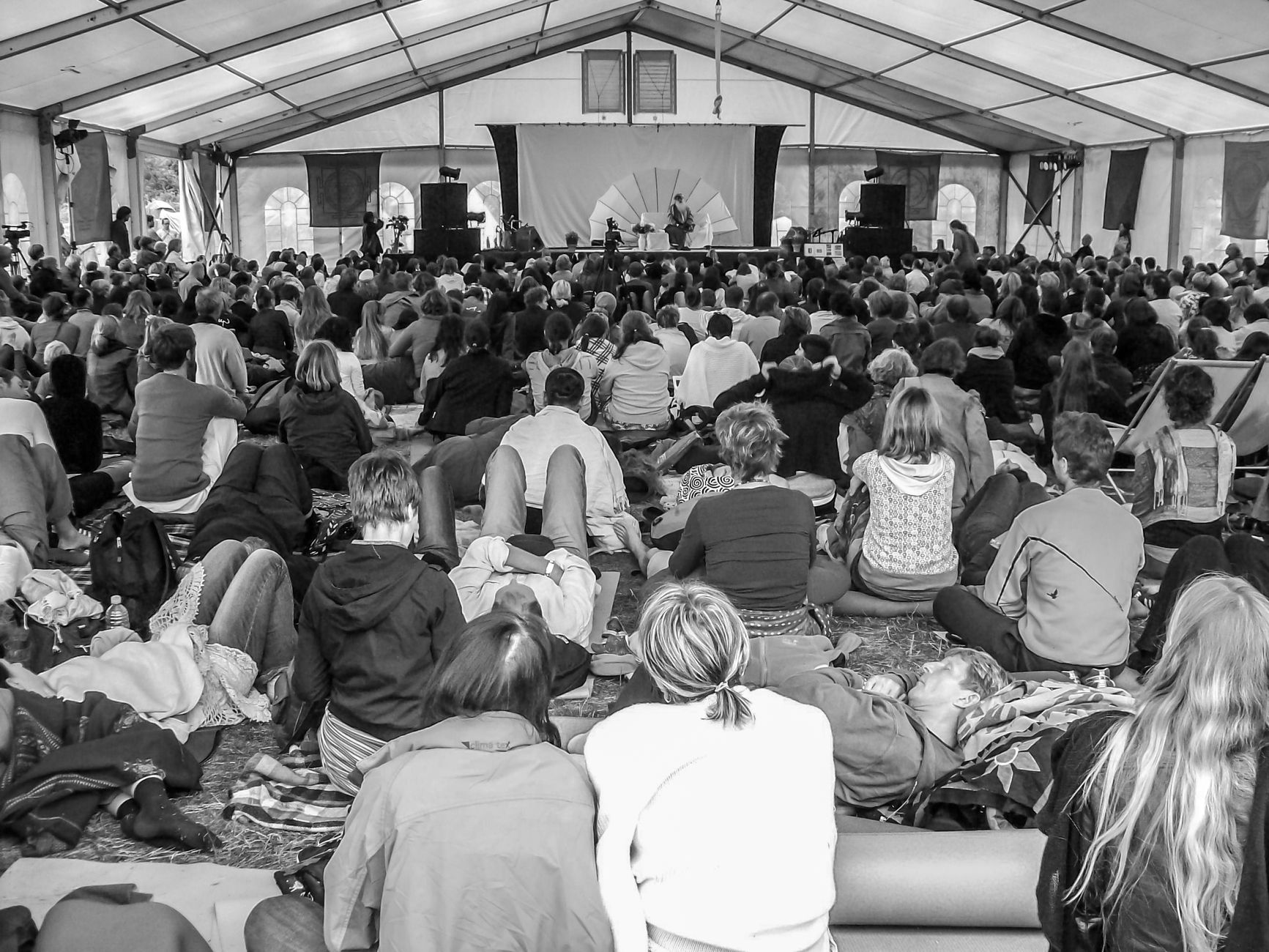 Gemeinschaft im Kreis bei einer achtsamen Meditation und Klangzeremonie