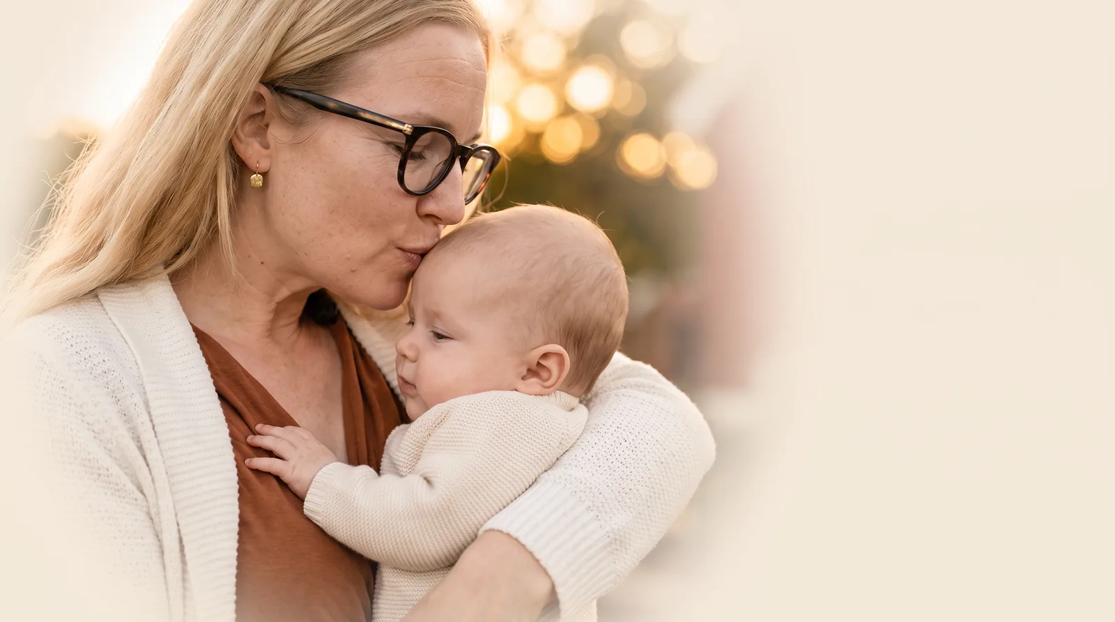 Ganzheitliche Babyschlafberaterin Franziska Körber küsst ein Baby auf die Stirn – Abendweinen-Check für Mamas, deren Baby abends viel weint und schreit