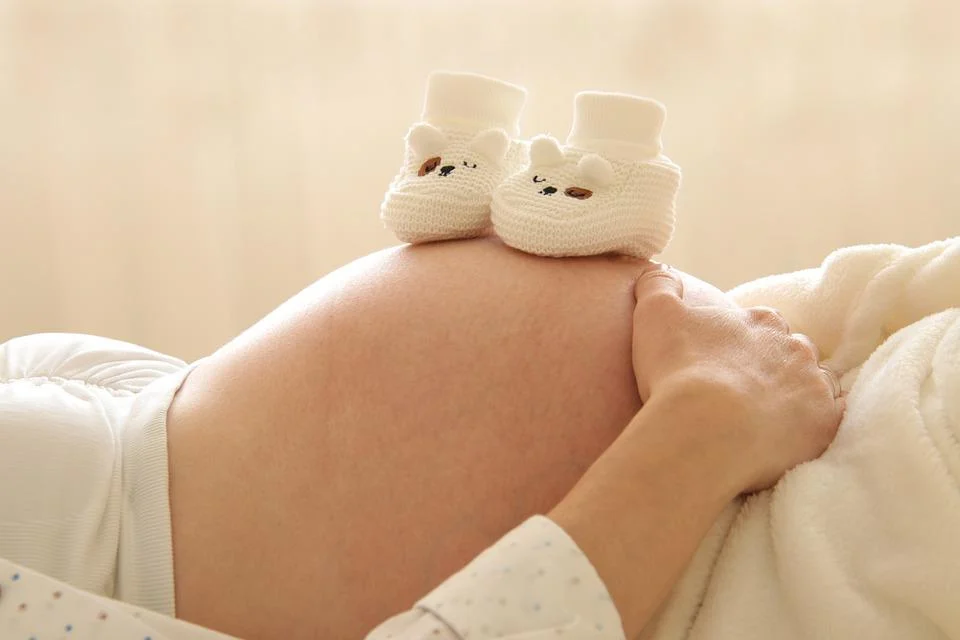 Schwangere Frau mit Baby im Bauch