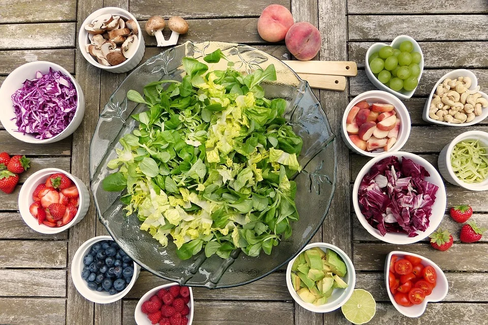 EIn Salat auf einem Tisch mit verschiedenen frischen Obst und Gemüsesorten