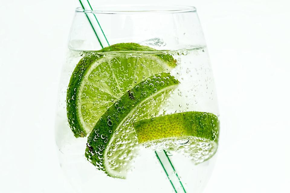 Glas Wasser mit Limetten
