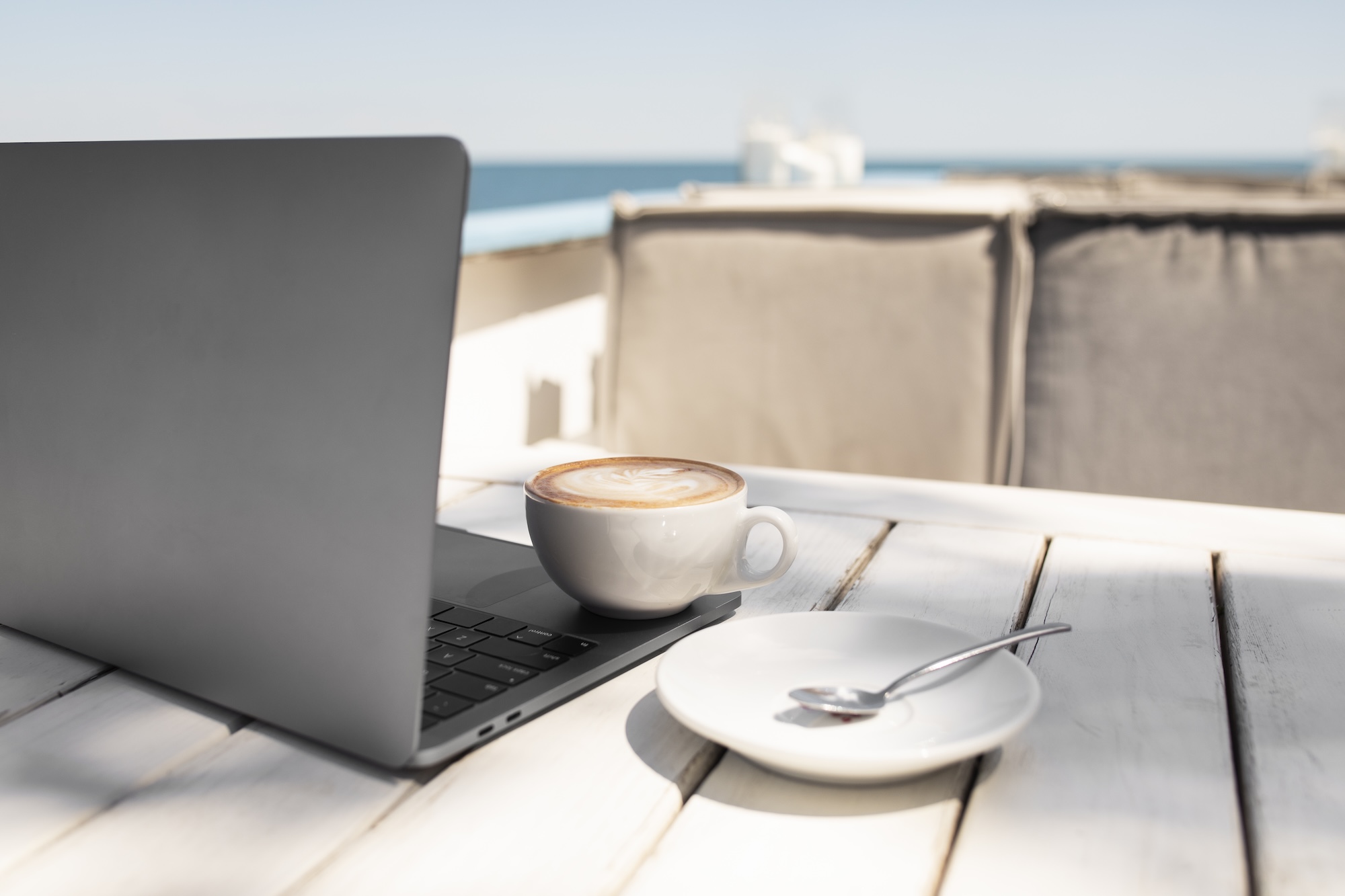 kaffeetasse-und-laptop-am-meer.jpeg