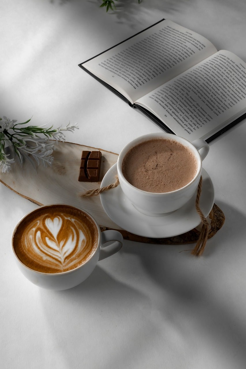 kaffee-hei-e-schokolade-latte-art-buch-schokolade-licht-caf-entspannung-lesen-gem-tlichkeit-aroma-warm-holztablett-ruhige-atmosph-re-wei-e-farbe-nat-rliche-materialien-bequemlichkeit-platte.jpg