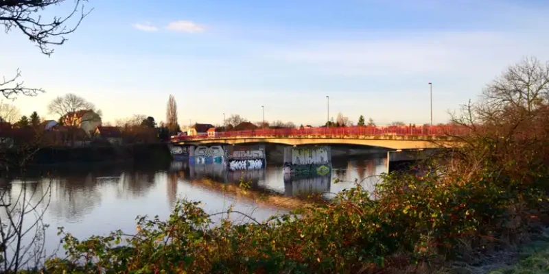 Immobilienbewertung an der Flutrinnenbrücke in Dresden – Was Gutachter wissen müssen Ein markantes Bauwerk mit Auswirkungen auf den Immobilienwert
