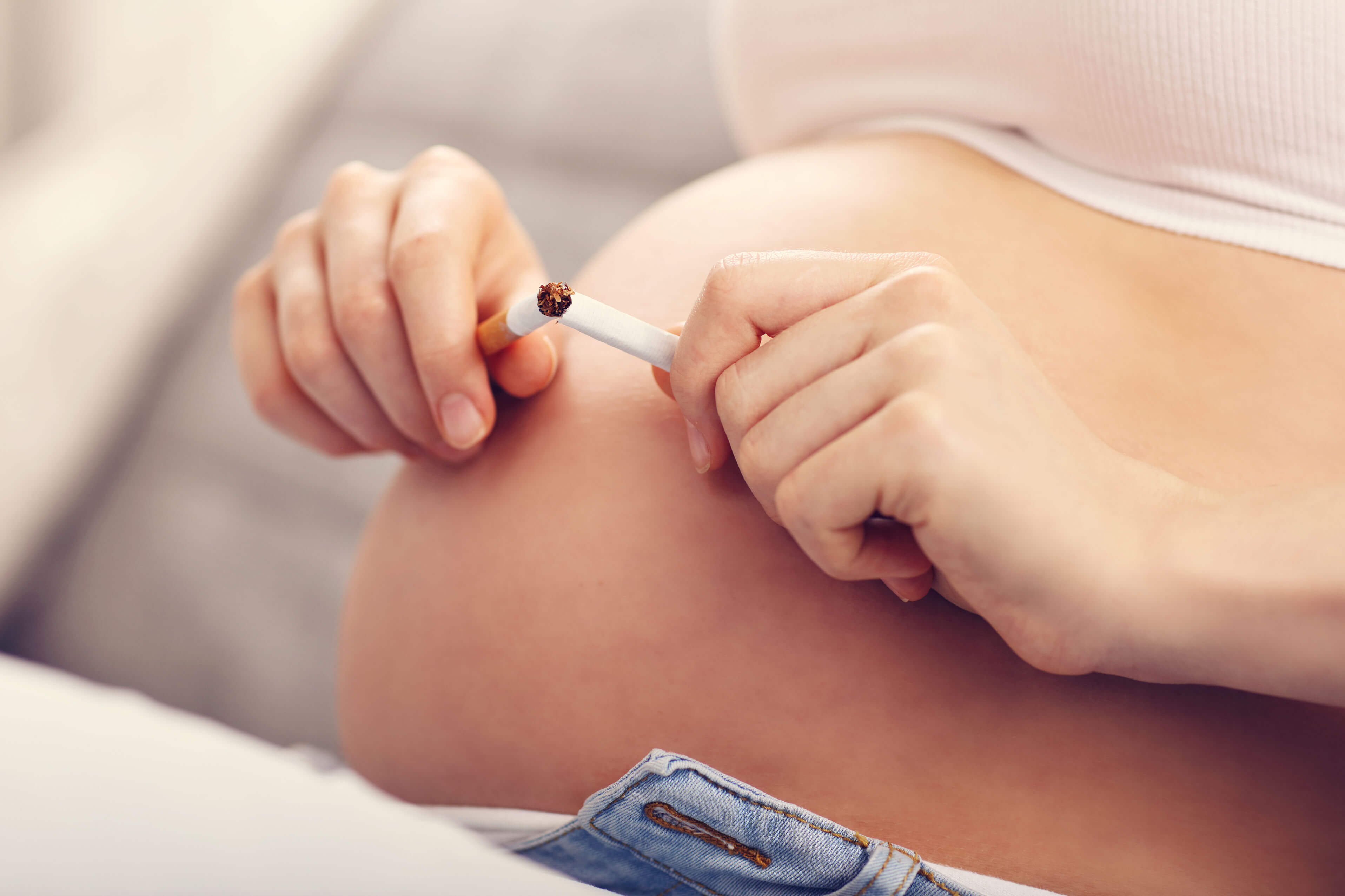 ▷ Rauchen in der Schwangerschaft ⛔- Risiken, Entzug & Folgen