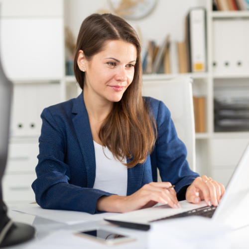 Entrepreneurin sitzt am Schreibtisch vor ihrem Notebook