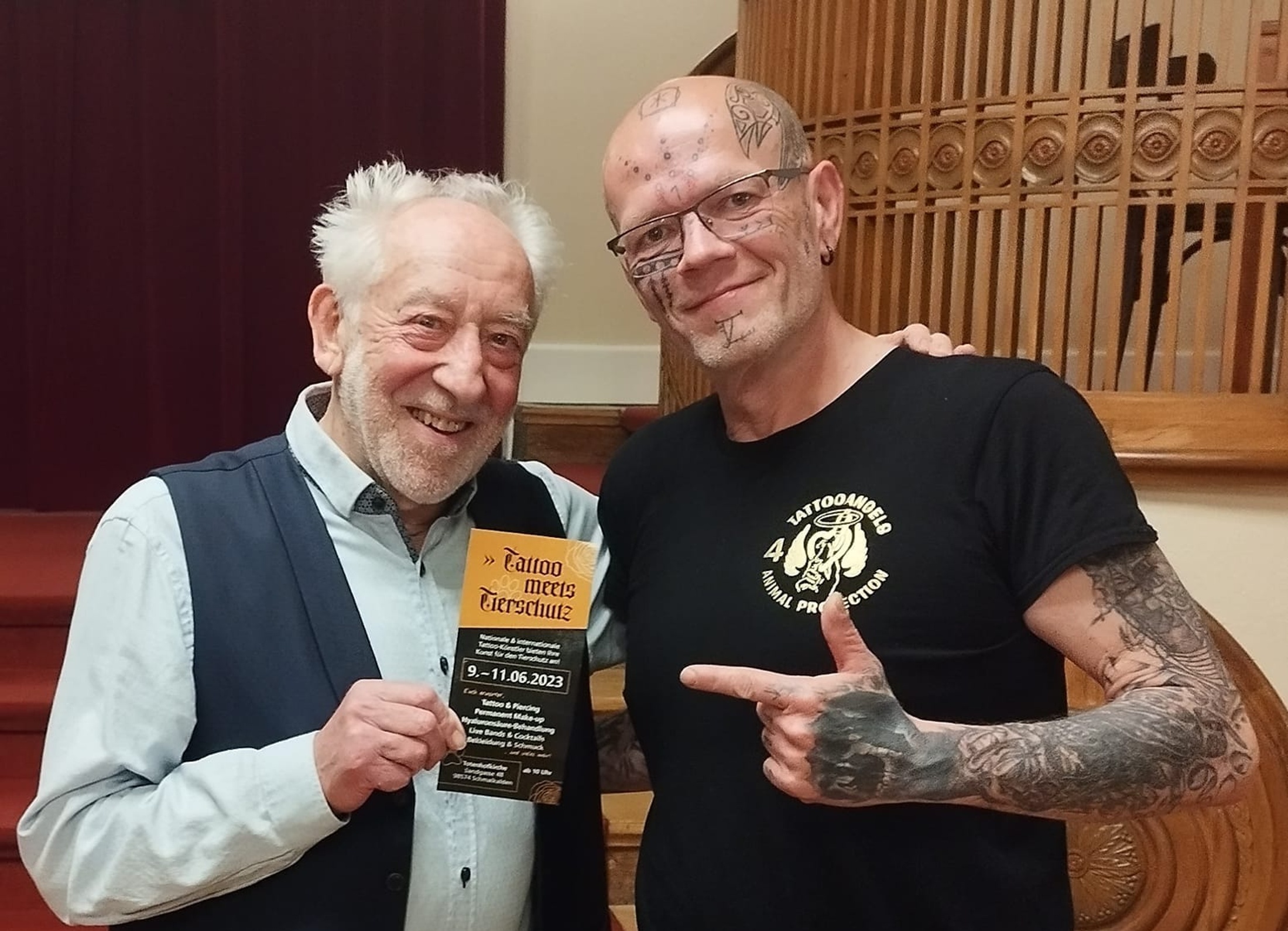 Bruce zu Besuch bei Dieter Hallervorden mit dem Flyer zur Benefiz-Convention Tattoo meets Tierschutz