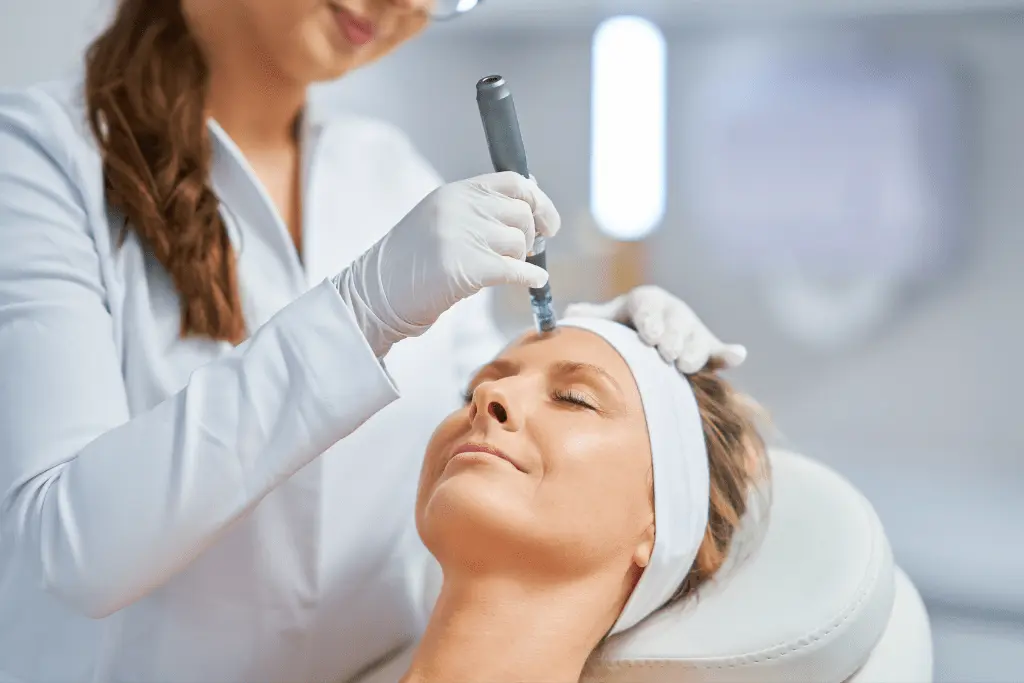01_Microneedling_Elmera-Kosmetik_Behandlungen_-Make-It-Media_Nuernberg-Fuerth-Erlangen.webp