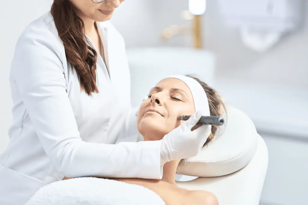 03_Microneedling_Elmera-Kosmetik_Behandlungen_-Make-It-Media_Nuernberg-Fuerth-Erlangen.webp