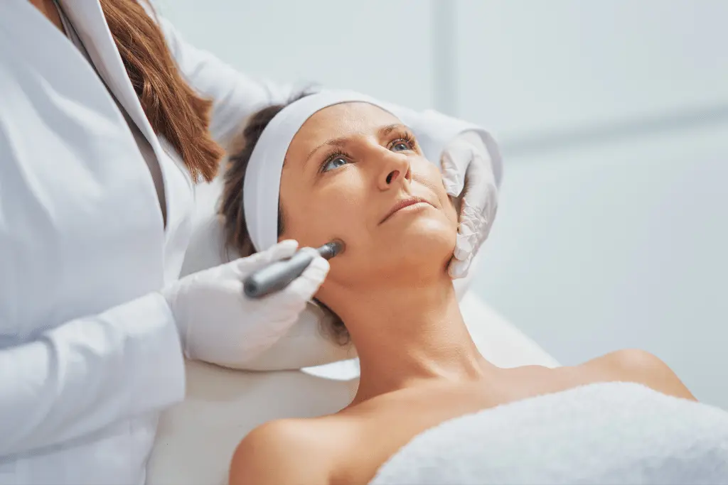 03_Microneedling_Elmera-Kosmetik_Behandlungen_-Make-It-Media_Nuernberg-Fuerth-Erlangen.webp