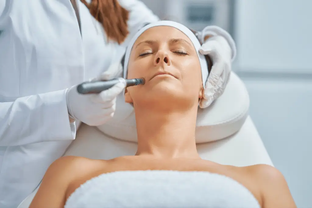 04_Microneedling_Elmera-Kosmetik_Behandlungen_-Make-It-Media_Nuernberg-Fuerth-Erlangen.webp