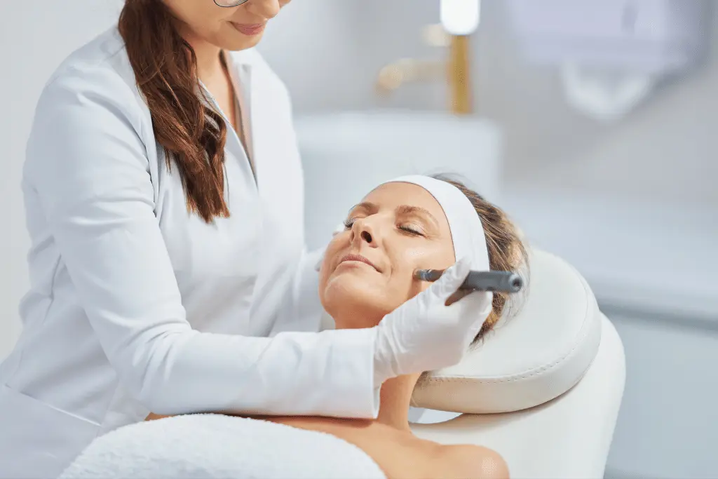 02_Microneedling_Elmera-Kosmetik_Behandlungen_-Make-It-Media_Nuernberg-Fuerth-Erlangen.webp