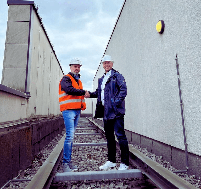 Rustem schüttelt die Hand eines Partners.png