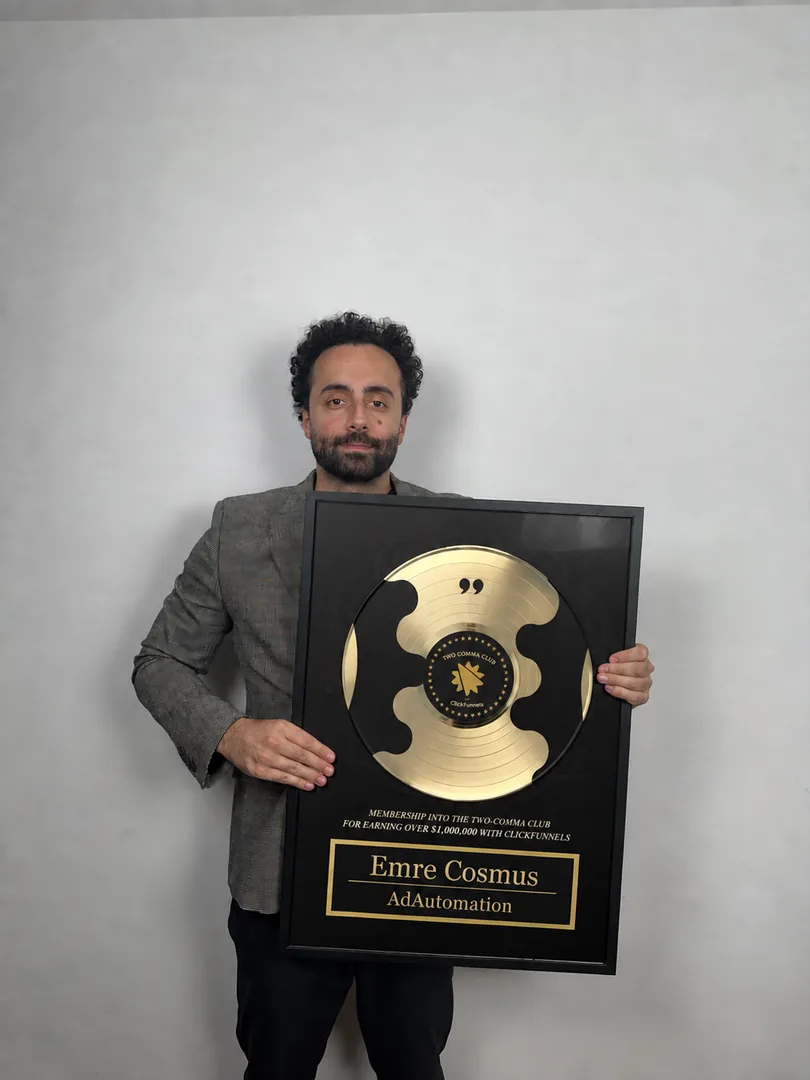 Emre Cosmus mit dem ClickFunnels Two Comma Club Award