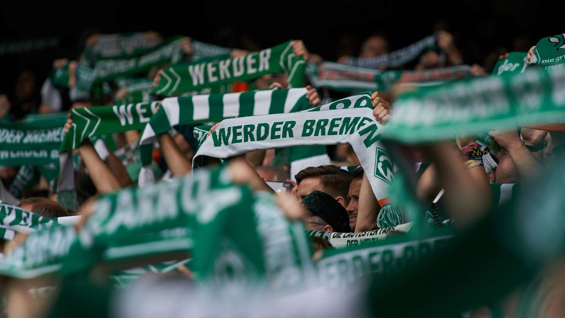 22830411-902951638-werder-bremen-fans-rueckkehr-zuschauer-coronavirus-weserstadion-publikum-bundesliga-2uRhp0FWR9ea.jpg