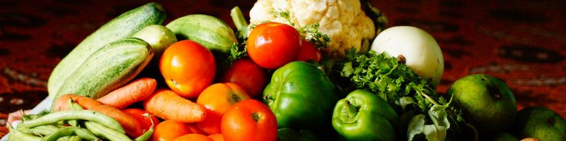 Gemüse angehäuft, Tomaten, Zucchini, Möhren, Paprika, Blumenkohl 