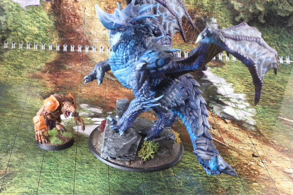 Großer blauer Drache im Kampf gegen kleinere Miniatur