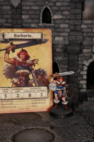 Handbemalte Miniatur einer Barbarin mit rotem Haar, Breitschwert und Schild – Fantasy-Figur für Rollenspiele wie Dungeons & Dragons.