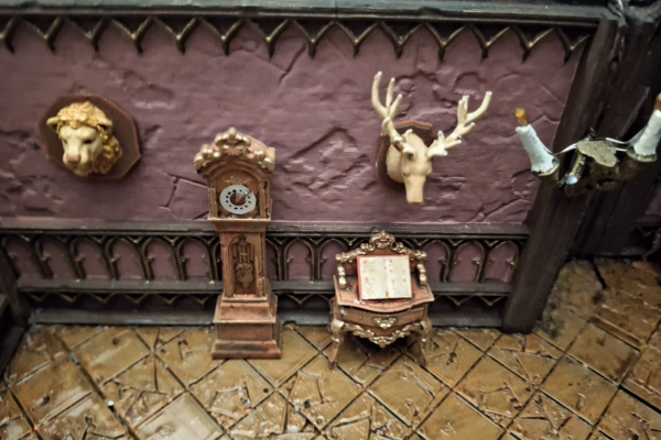 Miniatur-Wand mit Standuhr, Hirschgeweih und Lesepult im viktorianischen Stil