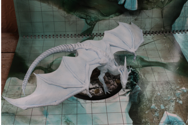 Weißer Frostdrache Miniatur – handbemalt auf Eisbase