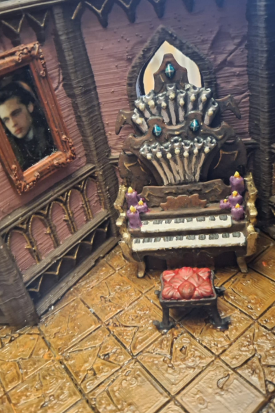 Miniatur-Orgel im viktorianischen Stil mit Kerzen, Porträt und Skelettverzierung