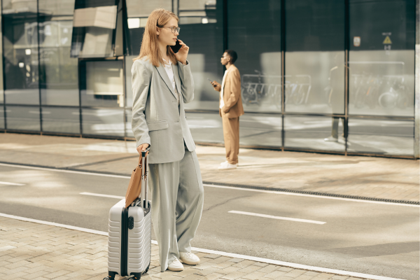 Kleine Routinen für unterwegs – Wie du im Trubel bei dir bleiben kannst