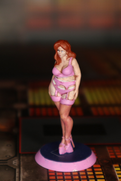 Miniatur einer kurvigen Frau mit rotem Haar und  rosa Unterwäsche, handbemalt für Fantasy- oder Sci-Fi-Tabletops