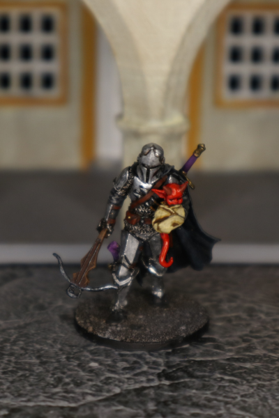 Miniatur eines mandalorianischen Kopfgeldjägers in silberner Rüstung mit Helm, Umhang, Armbrust und erbeutetem roten Kreaturenkopf – handbemalt für Sci-Fi-Rollenspiele