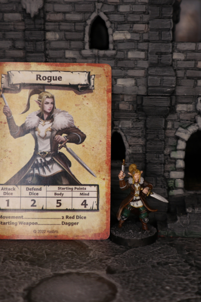 Miniatur einer weiblichen Schurkin mit blondem Haar, Dolch und Abenteurerkleidung – bemalt für Fantasy-Rollenspiele.