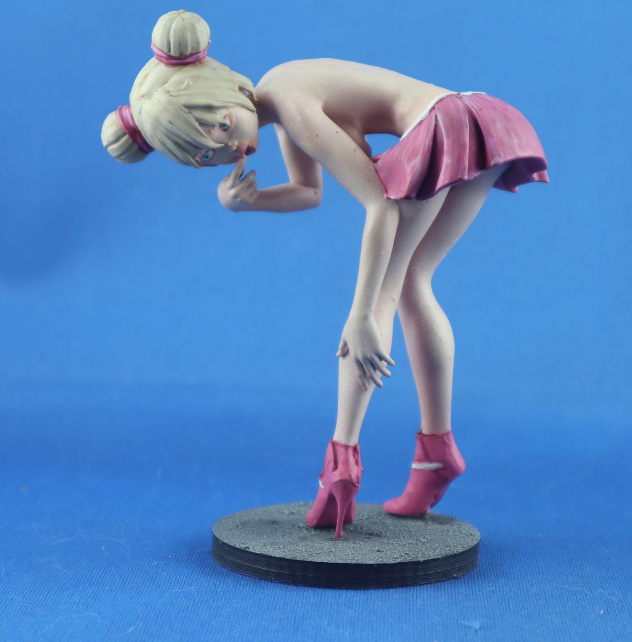 Pin-up Miniatur mit kurzem Rock, bückender Pose, abgebrochener High Heel Absatz, bemalt in Kontrastfarben mit Detailarbeit.