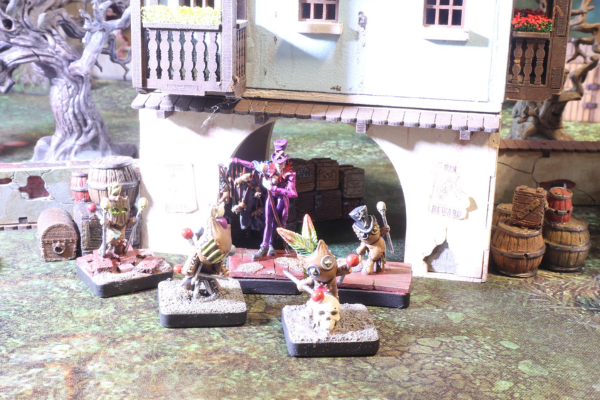 Miniatur-Piraten mit Voodoo-Figuren vor karibischem Haus – handbemalt
