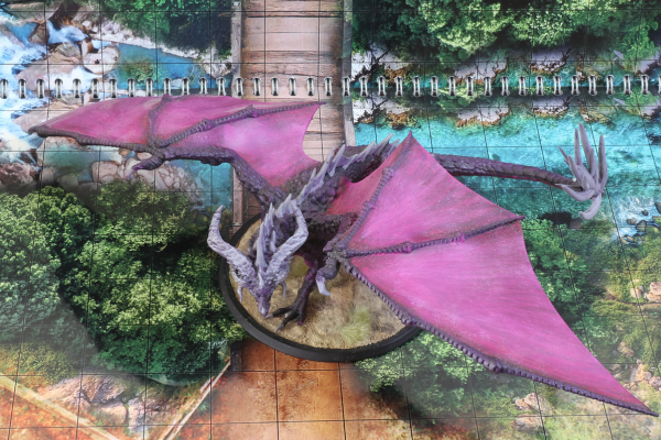 Violetter Fantasy-Drache im Flug über Wald